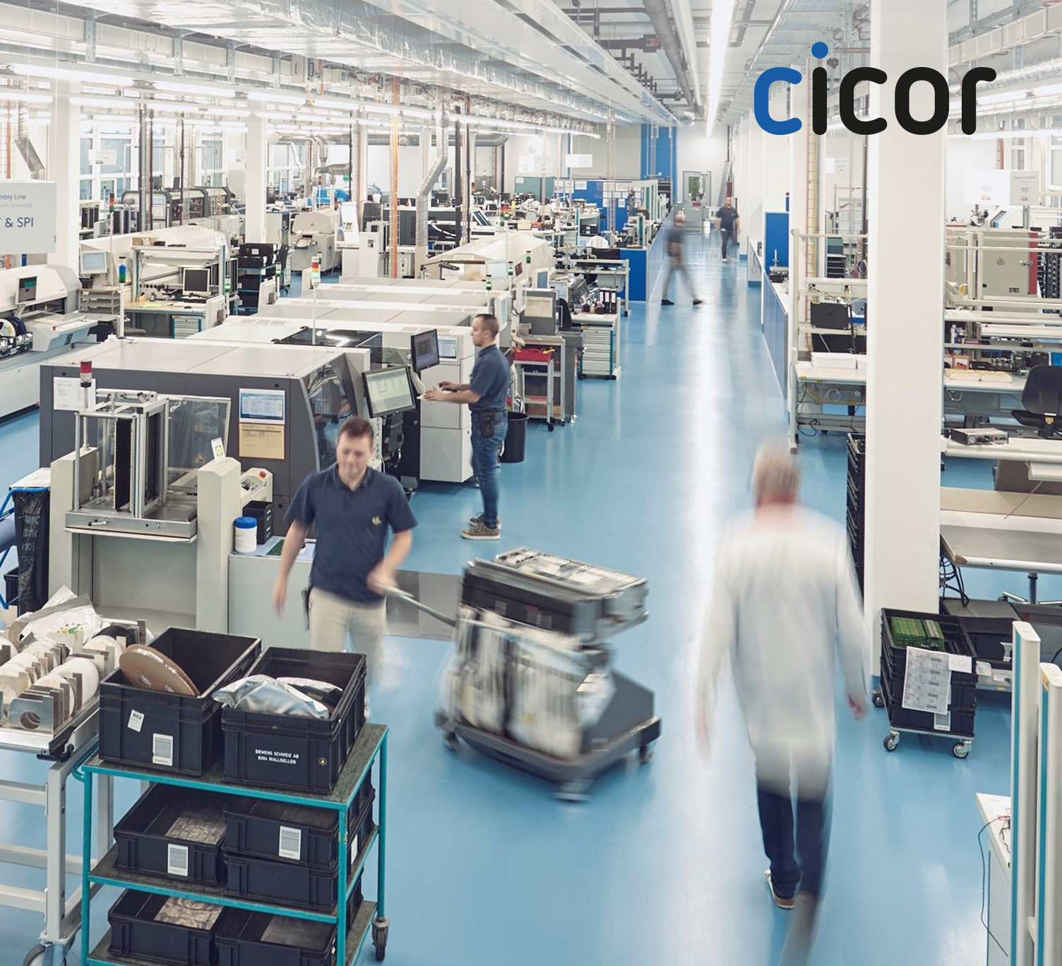 Moderne Elektronikfertigung bei Cicor: Mitarbeitende in Bewegung, automatisierte Maschinen und Arbeitsstationen auf glänzend blauem Industrieboden.