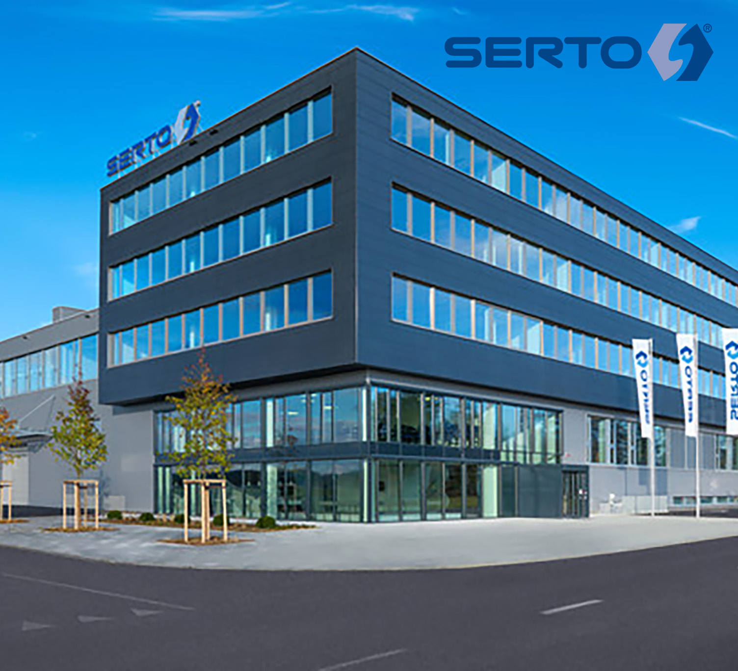Zwei Mitarbeitende der WWZ mit blauen Helmen und Sicherheitskleidung bei der Arbeit an einer grossen Kabeltrommel in einer Industriehalle.