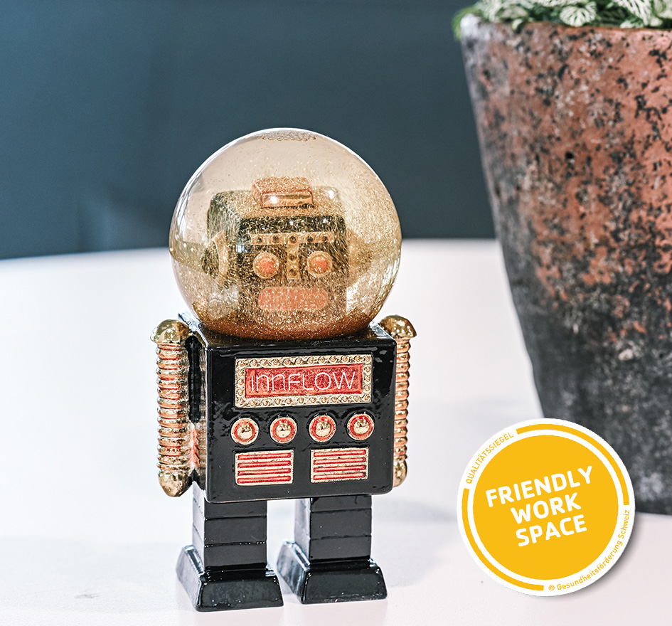 Kleine Roboter-Figur mit dem Schriftzug «Innflow» auf der Brust