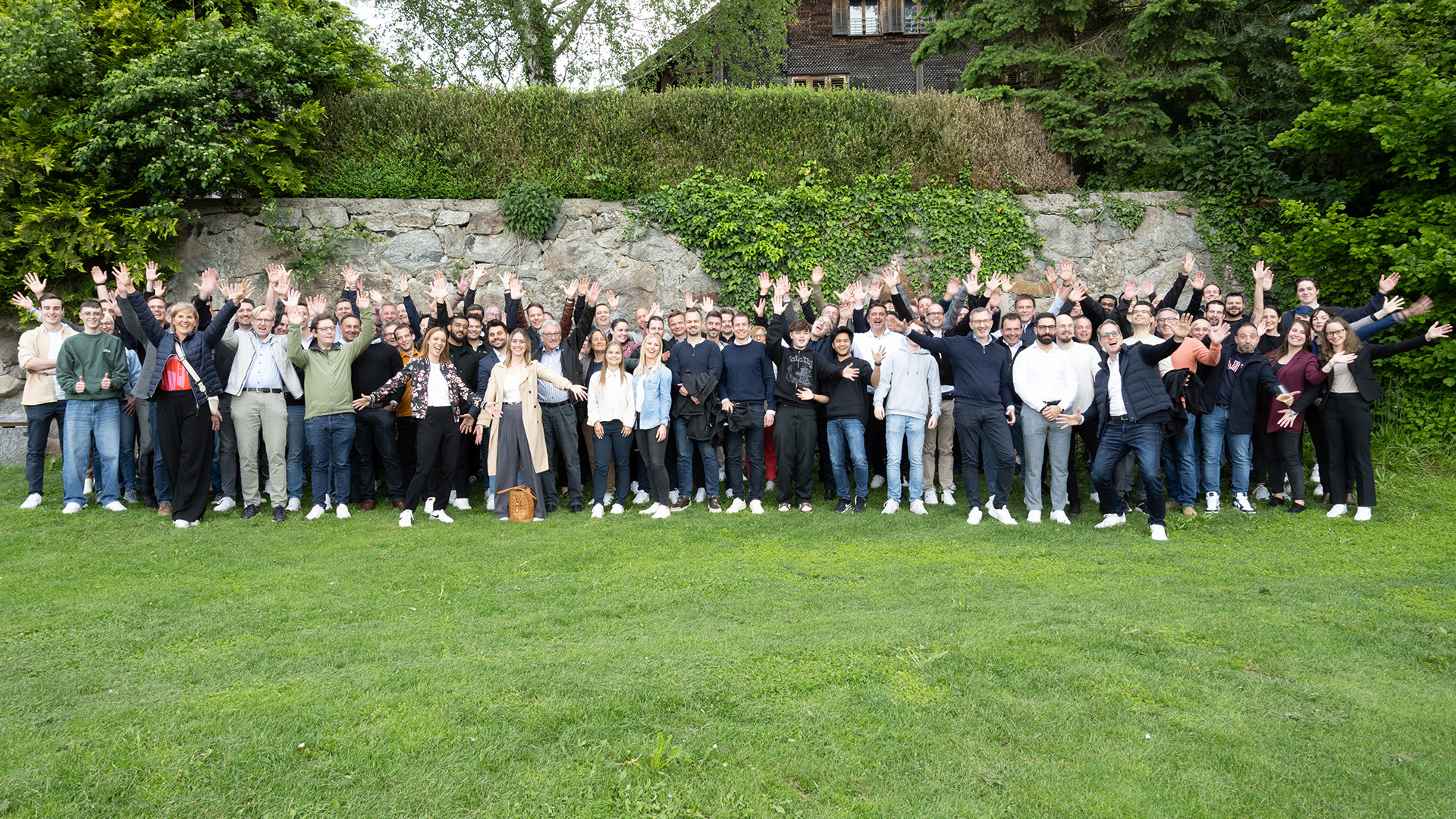 Teamfoto aller Innflow Mitarbeitende draussen auf dem Rasen