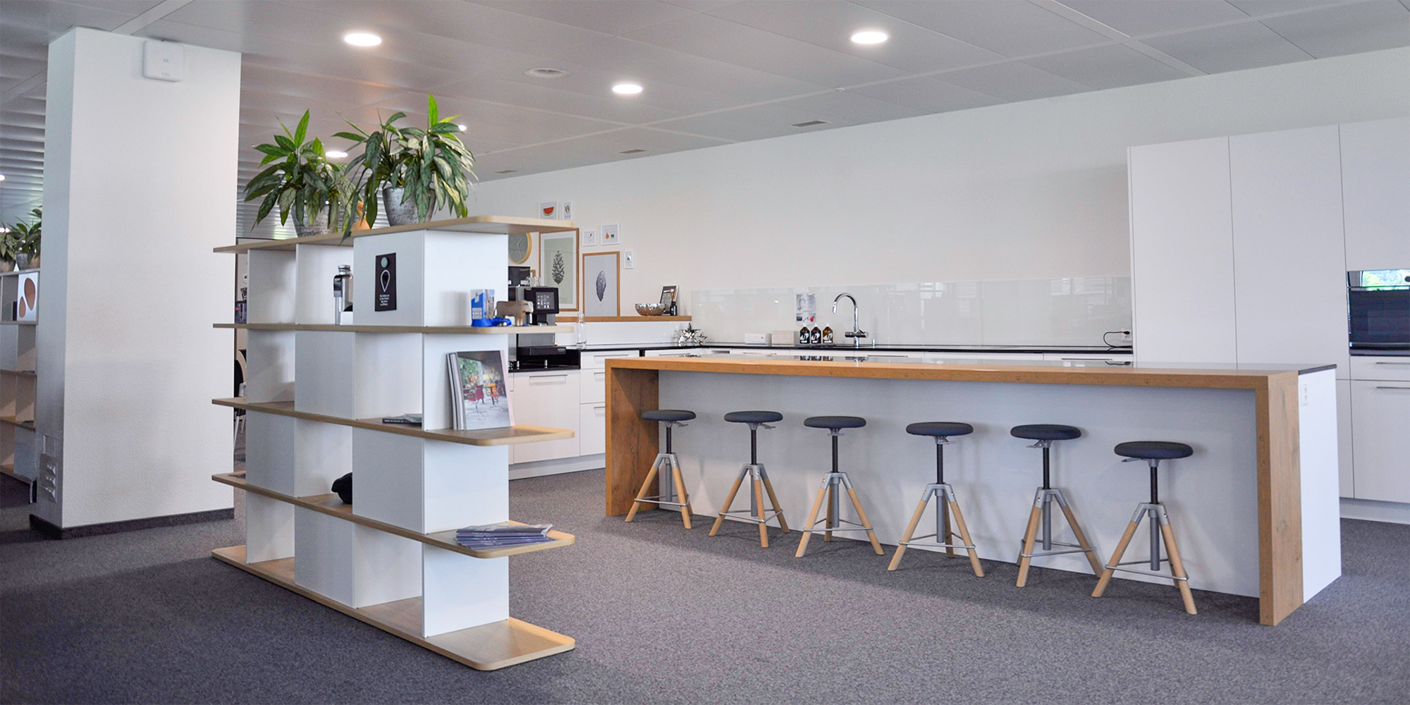 Bild der Cafeteria von Innflow mit Blick auf Küche, Küchentheke und Regal