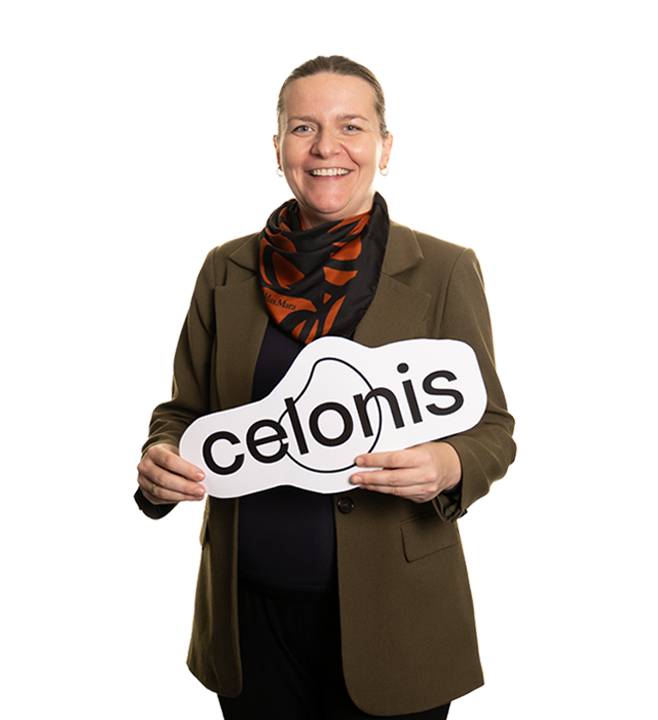 Mitarbeiterin Woletta Sokolowska hält Celonis Logo in den Händen
