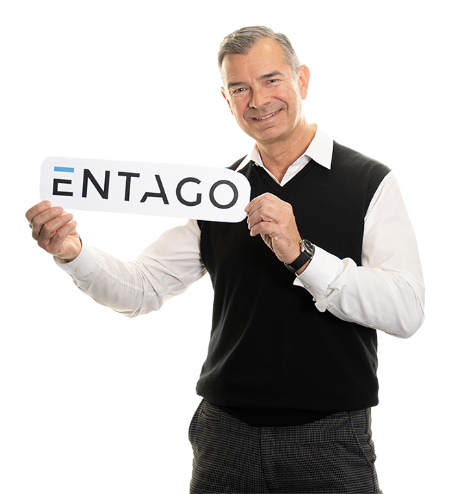 Mitarbeiter Roman Caniga hält Entago Logo in den Händen