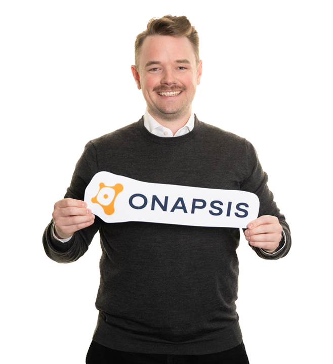 Mitarbeiter Amos Kromer hält Onapsis Logo in den Händen