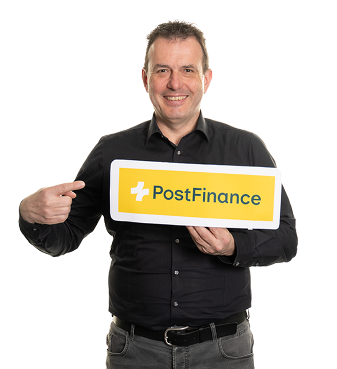 Mitarbeiter Thomas Hottinger hält PostFinance Logo in den Händen