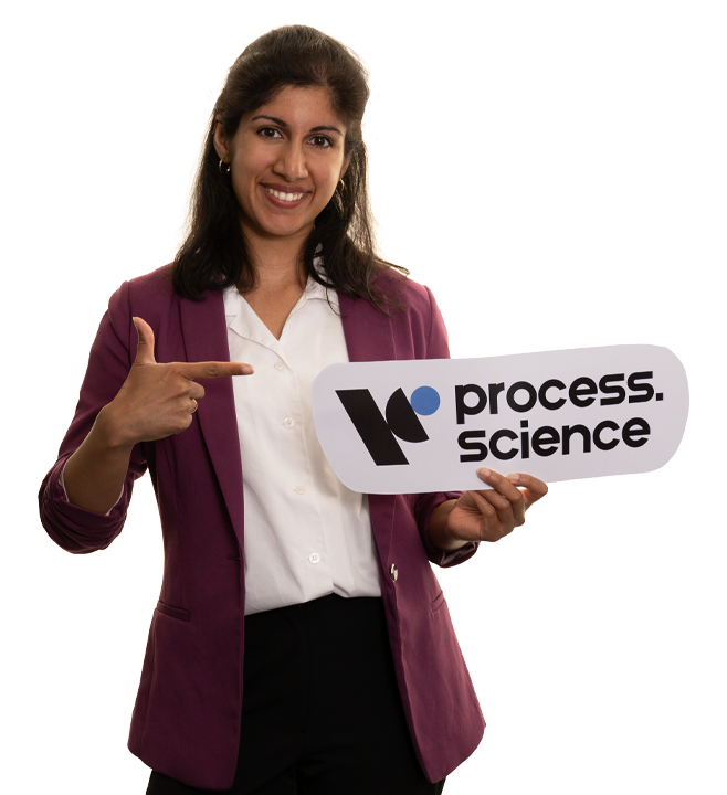 Mitarbeiterin Sharon Joseph hält Process Science Logo in den Händen