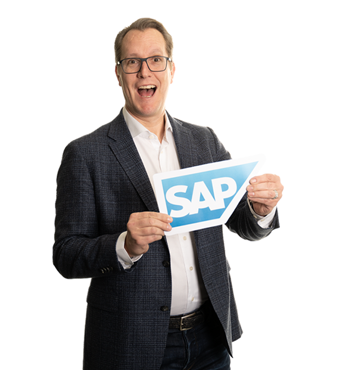 Mitarbeiter Felix Puhm hält SAP Logo in den Händen