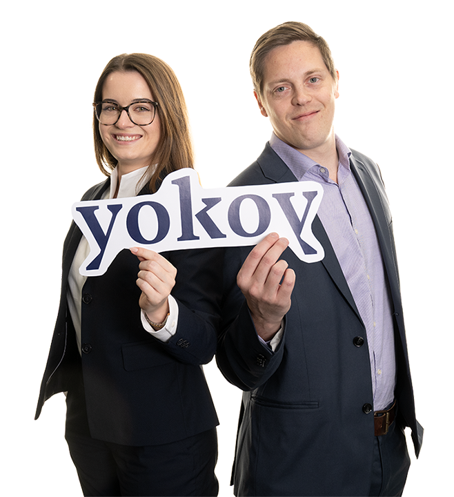 Mitarbeitende Nadja Thomann und Kevin Schmid halten Logo von Yokoy in den Händen