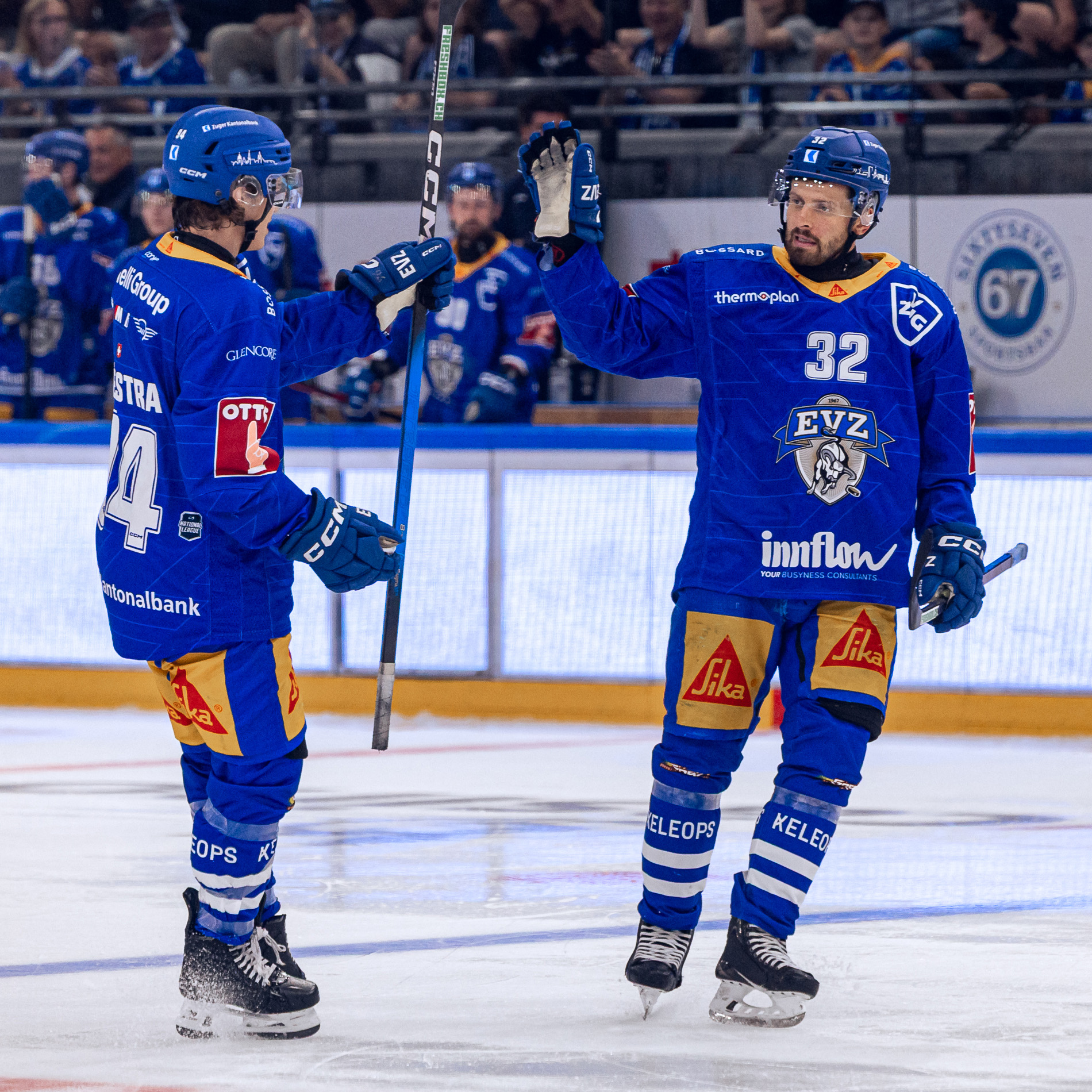 Zwei EVZ-Spieler auf dem Eisfeld bei einem Match