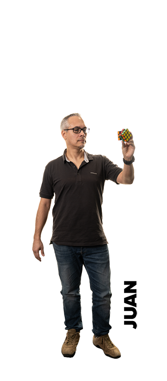 Mitarbeiter Juan hält ein Rubik-Cube in der Hand. Oberhalb von ihr ist eine Sprechblase mit dem Zitat: "Unsere Projekte sind anspruchsvoll, abwechslungsreich – und machen richtig Spass."