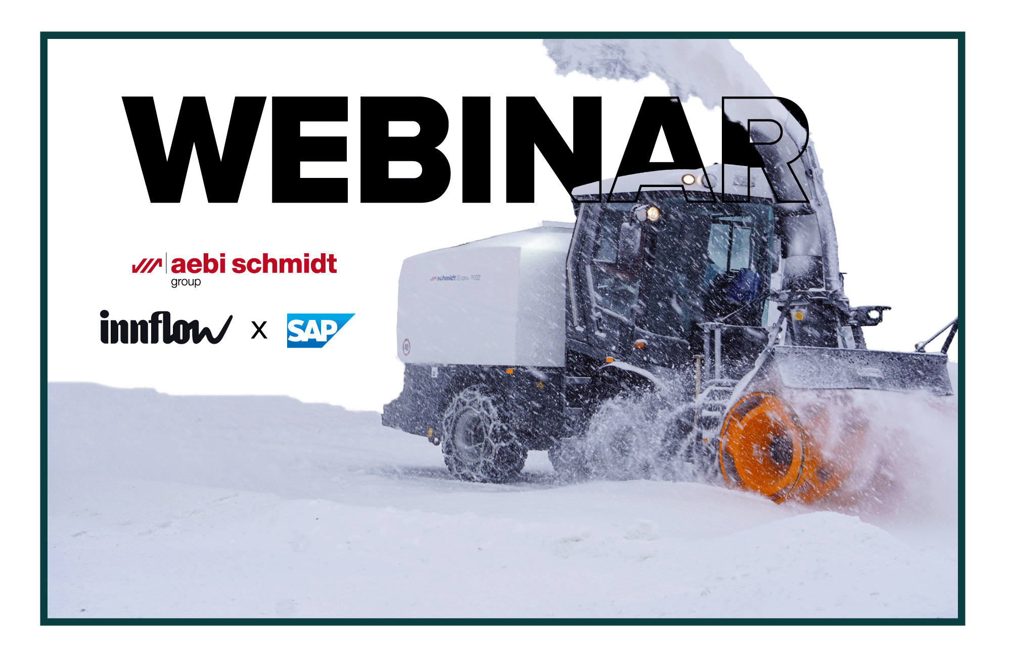 Schneefräse mit orangem Fräskopf räumt bei Schneefall eine verschneite Strasse und wirft den Schnee in hohem Bogen aus