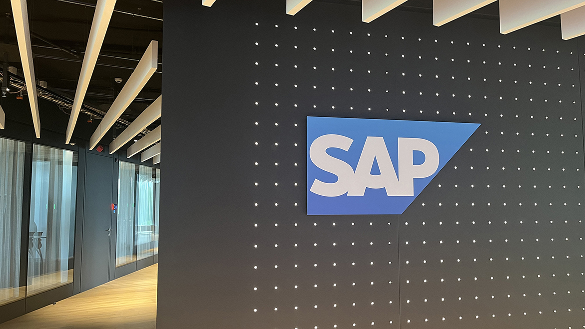 Bürowand mit SAP-Logo an der Wand, im Hintergrund verglaste Besprechungsräume.