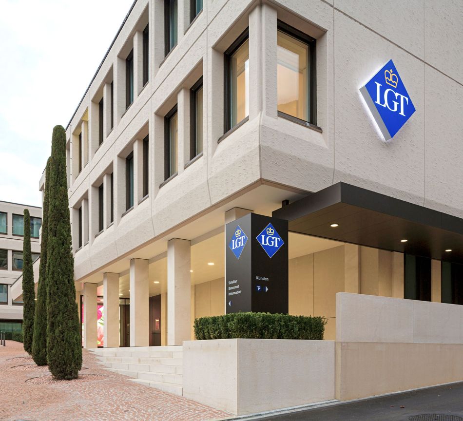 Modernes Bürogebäude der LGT Bank AG
