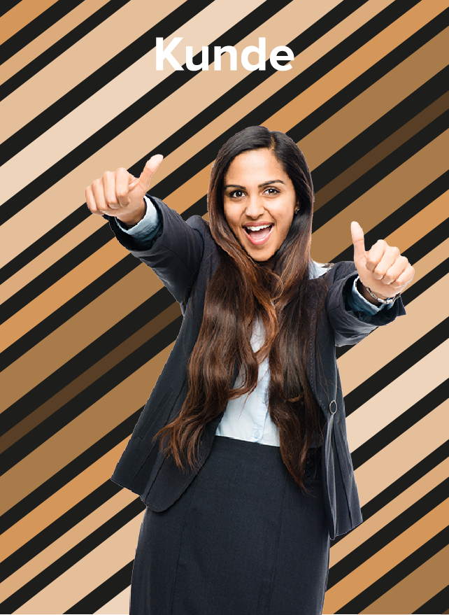 Fröhliche Kundin in Business-Outfit zeigt beide Daumen nach oben – symbolisiert Kundenzufriedenheit, positive Kundenerfahrung und erfolgreiche Zusammenarbeit.