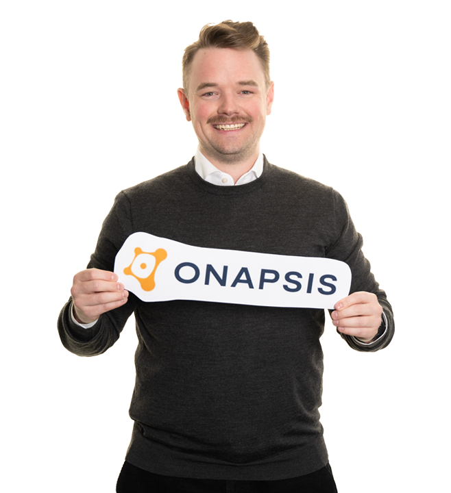 Mitarbeiter Amos Kromer hält Onapsis Logo in den Händen