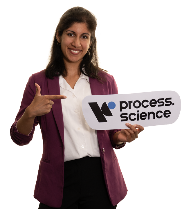 Mitarbeiterin Sharon Joseph hält Process Science Logo in den Händen