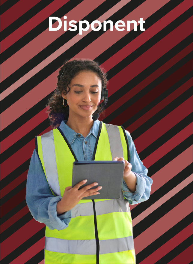 Disponentin mit reflektierender Warnweste und Headset arbeitet konzentriert mit einem Tablet – symbolisiert moderne Einsatzplanung, digitale Kommunikation und effizientes Ressourcenmanagement.